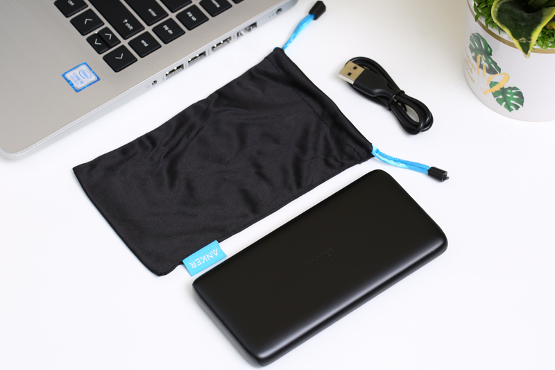 Sạc dự ph&ograve;ng Anker PowerCore Lite A1232 c&oacute; vỏ nh&aacute;m đen chống trượt c&ugrave;ng l&otilde;i pin Polymer bền bỉ